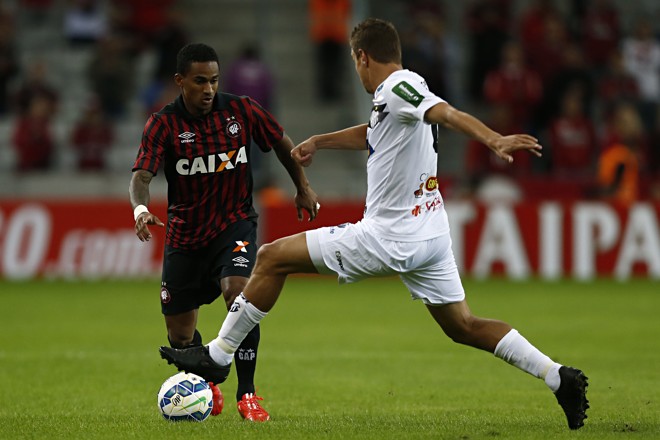 Lateral Eduardo fez a jogada do primeiro gol do Atlético. | Felipe Rosa/TRIBUNA DO PARANA