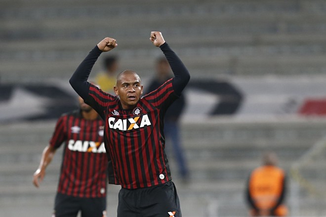 Walter deu esperanças ao Atlético ao marcar o segundo gol do time. | Felipe Rosa/TRIBUNA DO PARANA