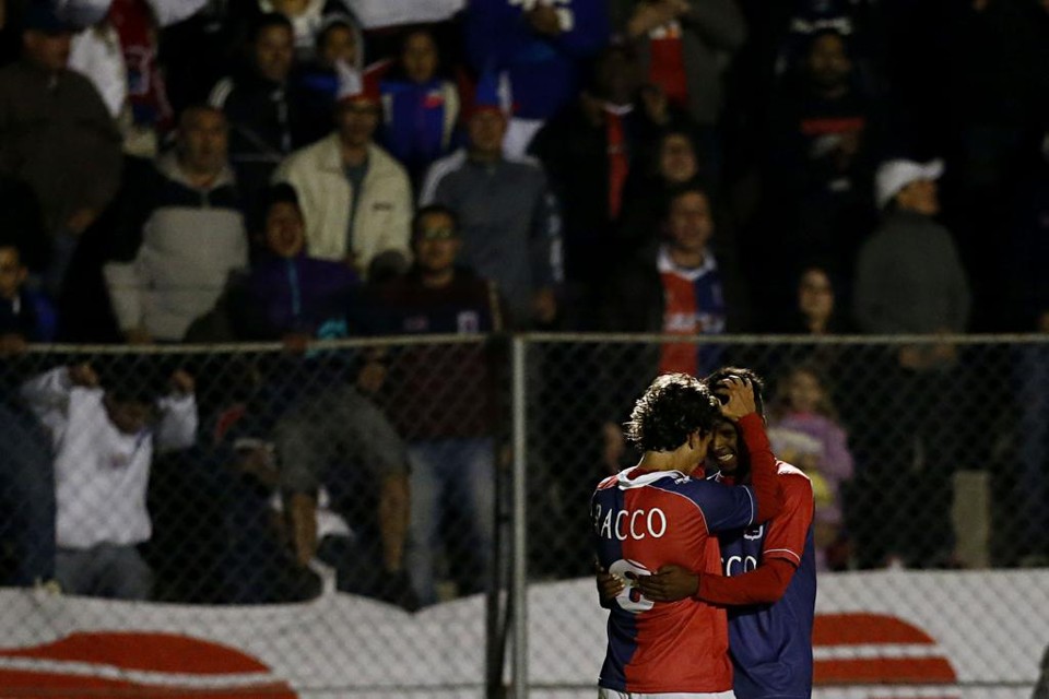 Éder, que fez boa jogada, abraça o autor do gol  da vitória Henrique: atacante não poderia ter estreia melhor. | Felipe Rosa/TRIBUNA DO PARANA