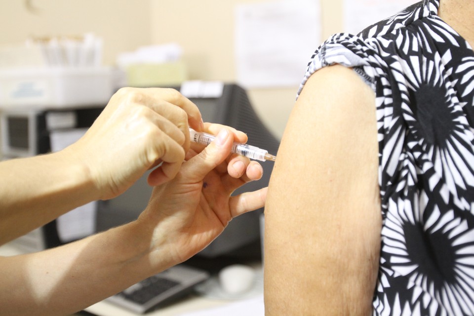 Campanha nacional de imunização prioriza idosos, crianças, gestantes e trabalhadores da saúde. | Roberto Custodio/Jornal de Londrina