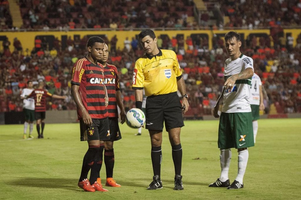 Sandro Meira Ricci teve sua atuação contestada por Marquinhos Santos: “Ele não deve ter visto o pênalti.” | Olímpio Neto/Eleven/ Folhapress