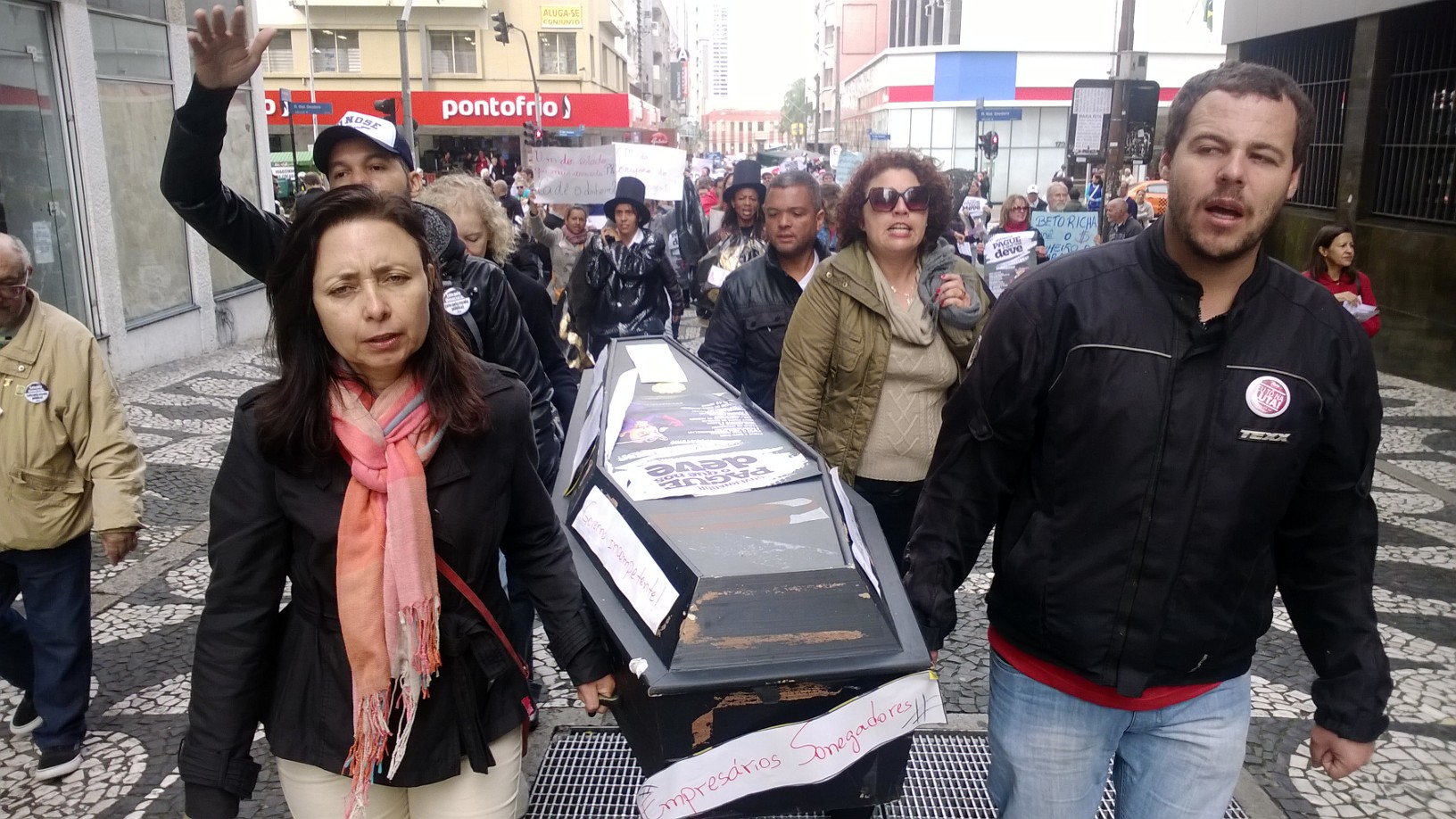 Em passeata pelas ruas do Centro da cidade, professores carregaram um caixão | Aniele Nascimento/Gazeta do Povo