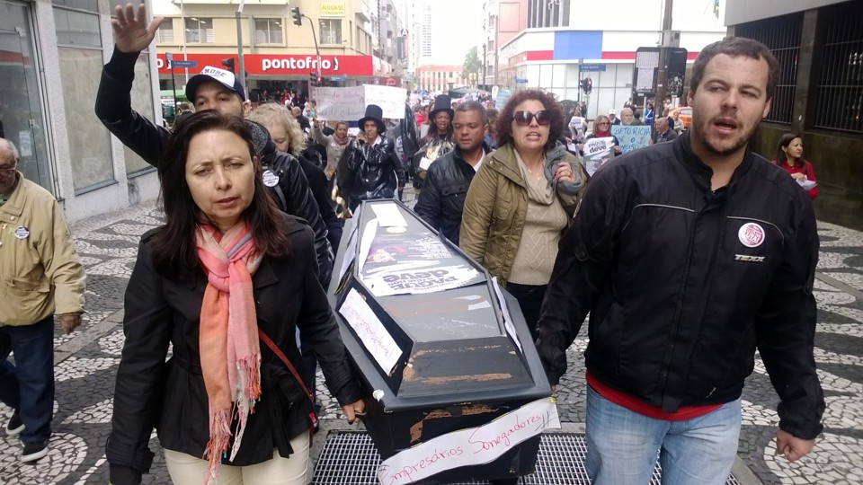 Em passeata pelas ruas do Centro da cidade, professores carregaram um caixão | Aniele Nascimento/Gazeta do Povo