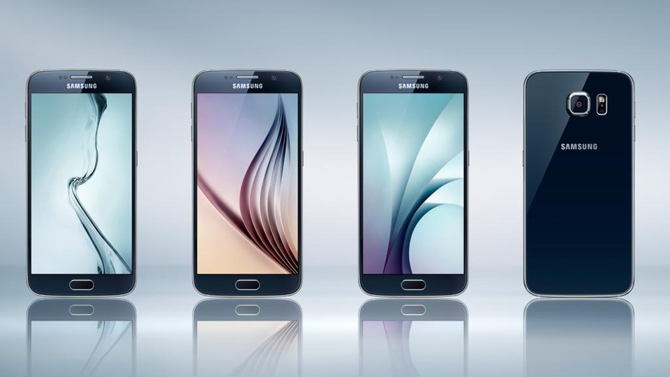A parte traseira do S6 mudou e vem nas cores preta, branca, dourada e azul | Divulgação/Samsung