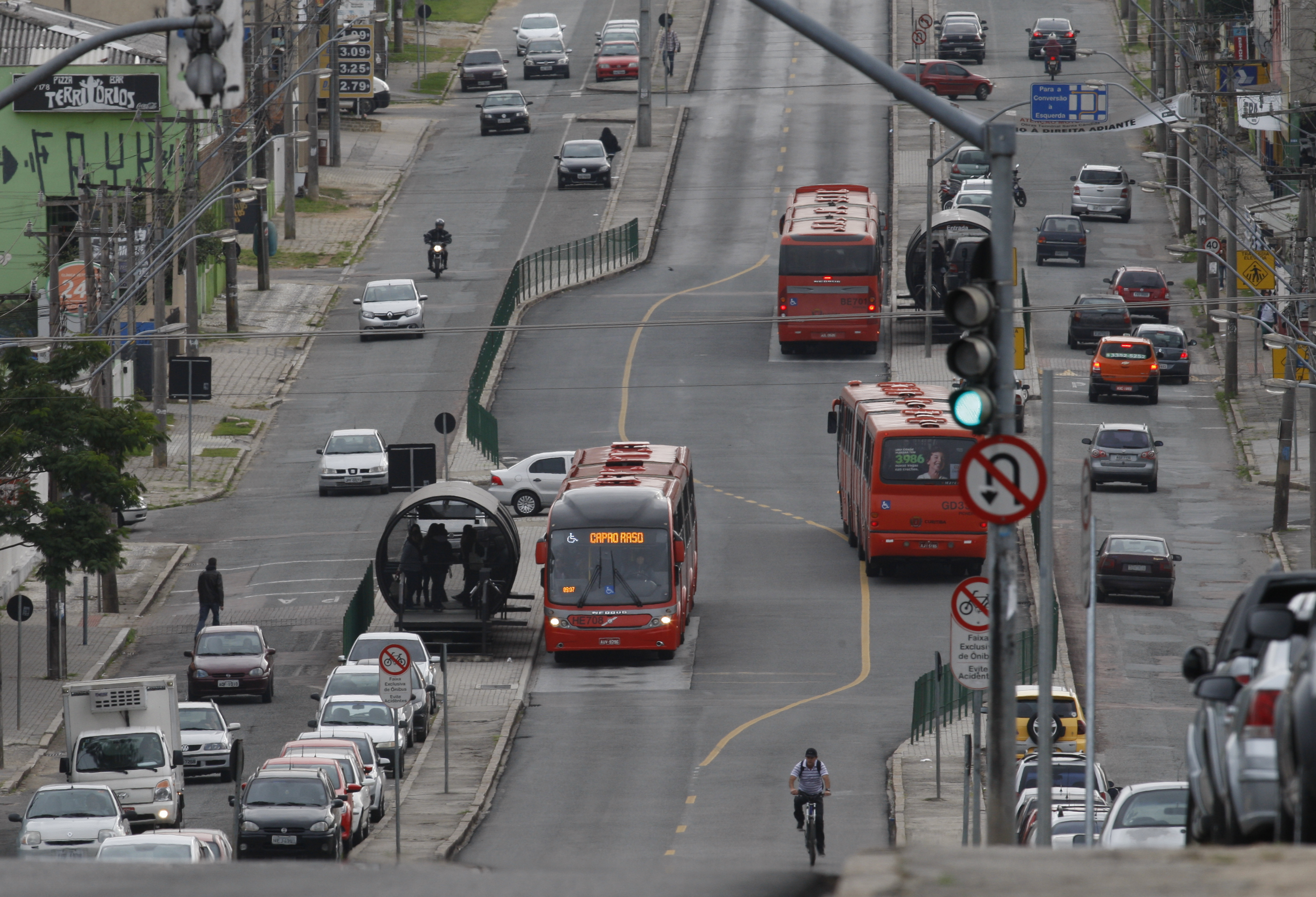 BRT no eixo Norte-Sul de Curitiba. Sistema está saturado nesta parte de capital e é um exemplo da necessidade de um novo plano de mobilidade para a cidade. | Aniele Nascimento/Gazeta do Povo