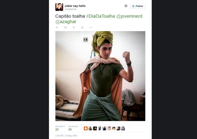 Utilizando três toalhas, internauta faz pose para comemorar o #diadatoalha | 