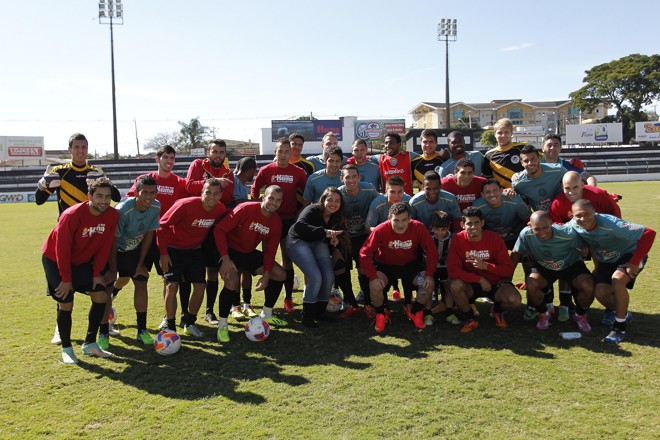 Muita união e descontração no último treino do Operário Ferroviário de Ponta Grossa, que enfrenta o Coritiba na final do Campeonato Paranaense | Jonathan Campos/Gazeta do Povo