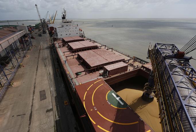 Carregamento de grãos em terminal novo, em São Luís do Maranhão: embarque próximo de regiões produtoras que ainda têm potencial de expansão. | Jonathan Campos/Gazeta do Povo
