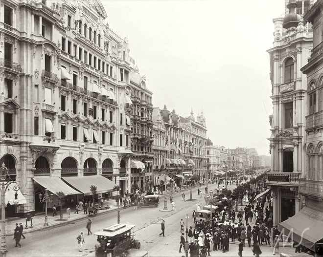 Avenida Central do Rio de Janeiro, atual Avenida Rio Branco, na altura da Rua do Ouvidor com a Rua Miguel Couto.1906 | Marc FerrezAcervo Brasiliana Fotográfica