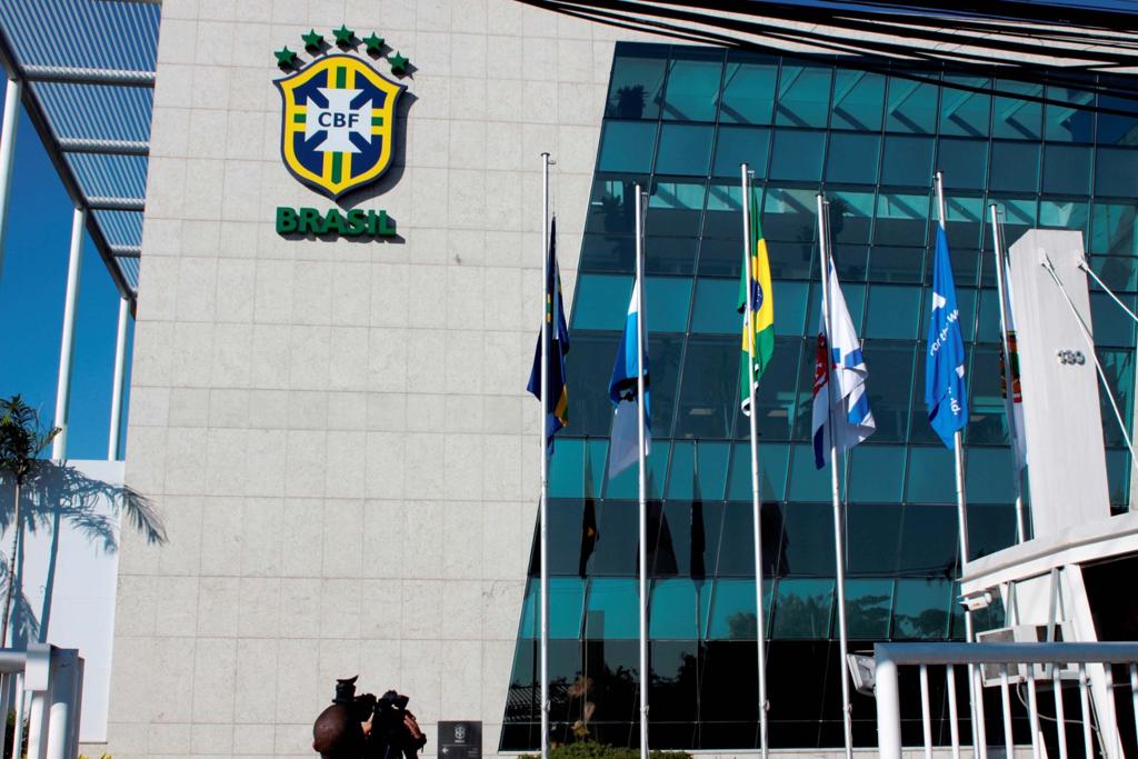 Fachada da CBF nesta quinta-feira (28) pela manhã: sem referência alguma ao homenageado José Maria Marin.... | /