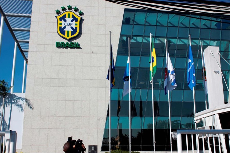 Fachada da CBF nesta quinta-feira (28) pela manhã: sem referência alguma ao homenageado José Maria Marin.... | /