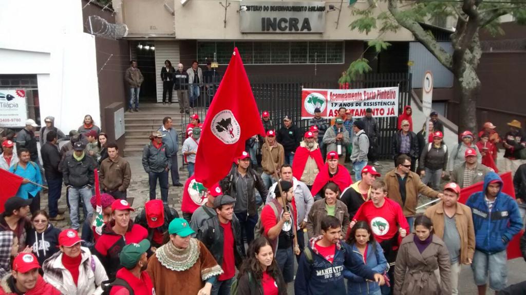 Frente da sede do Incra em Curitiba foi tomada por trabalhadores rurais sem-terra | Aliocha Maurício/Tribuna do Paraná