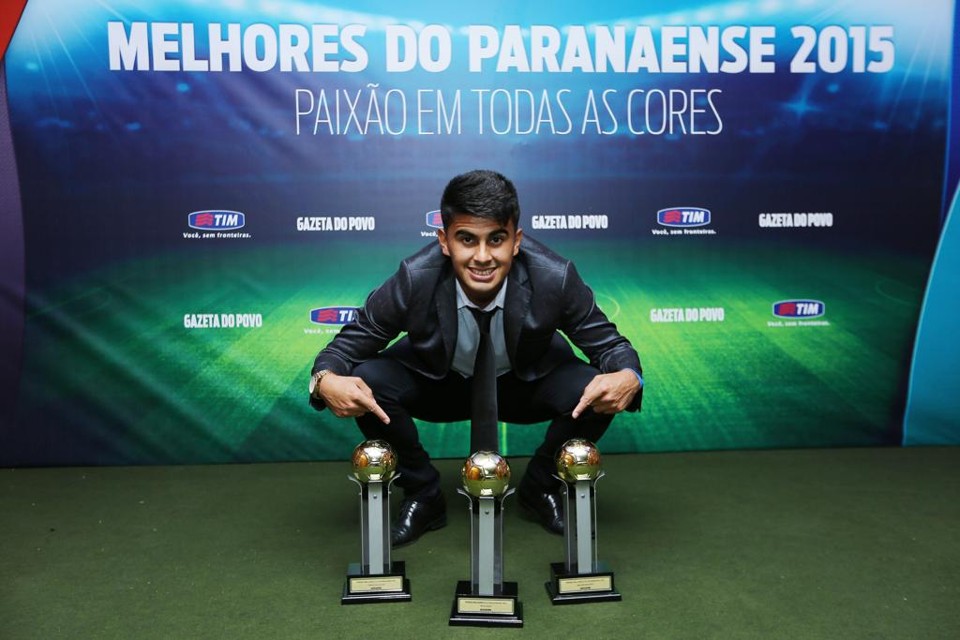 Rafhael Lucas com os prêmios recebidos pela campanha do Paranaense: melhor atacante, revelação e craque do Estadual. | Giuliano Gomes/Gazeta do Povo