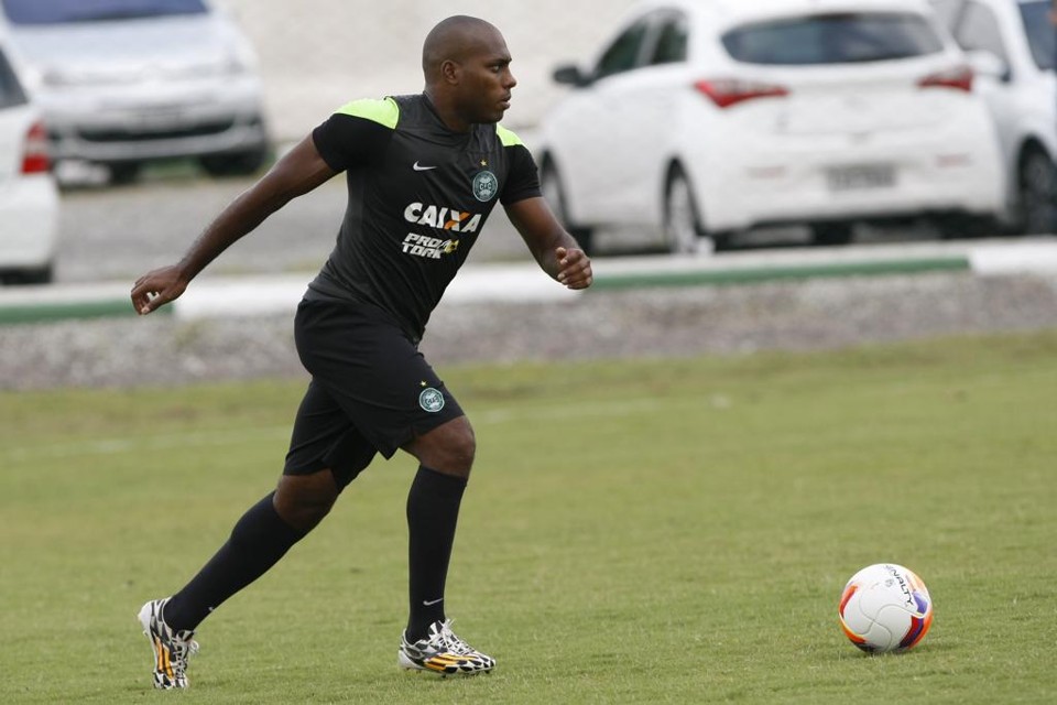 O zagueiro Luccas Claro está na mira de times da Turquia, mas fica pelo menos até julho no Coritiba. | Aniele Nascimento/Gazeta do Povo