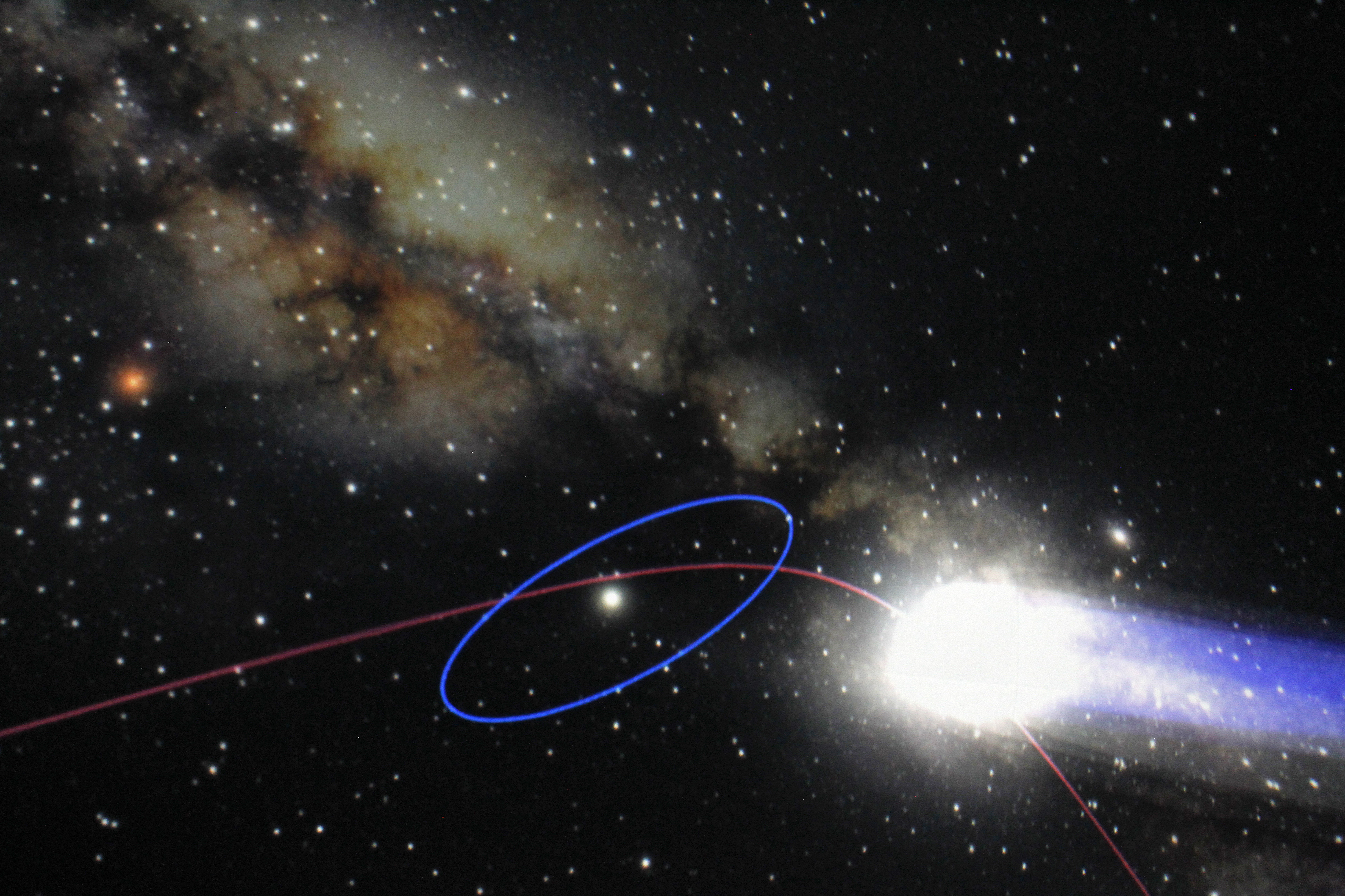 Simulação do Cometa Halley, com a órbita da Terra e do próprio cometa, com o sol no centro e a Via Láctea | Antônio More/Gazeta do Povo