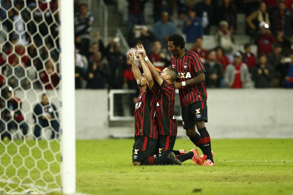 Jogadores comemoram gol de pênalti de Felipe -- o segundo do Atlético na partida | Hugo Harada/Gazeta do Povo