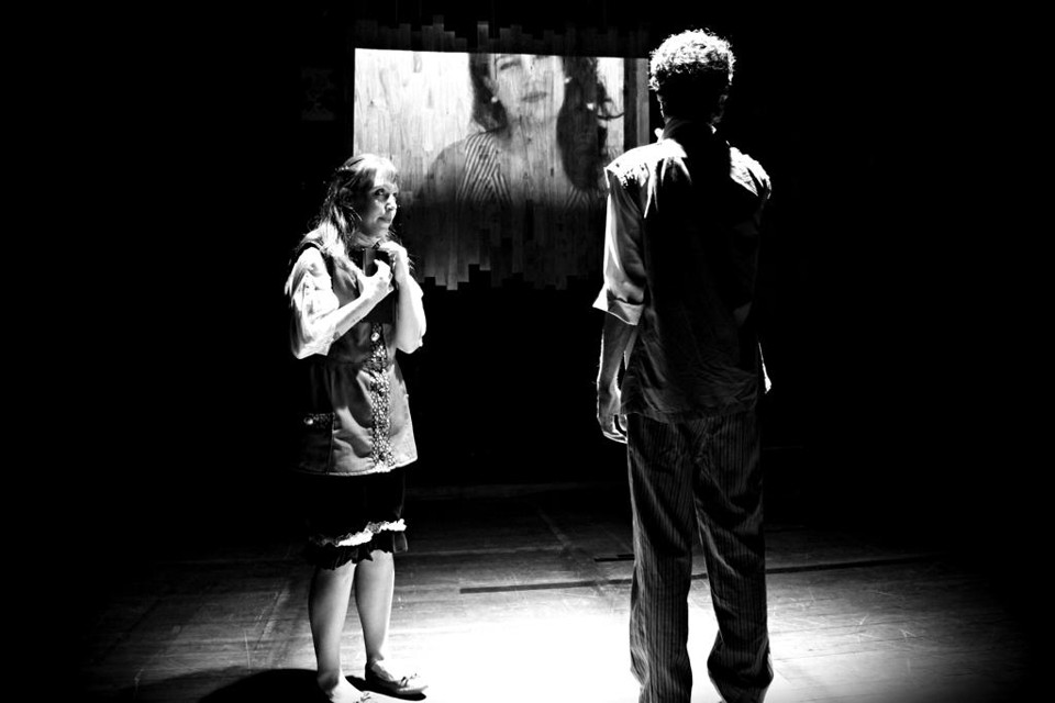 Peça fica até dia 14 de junho no Teatro José Maria Santos. | Ana Carolina Lisboa/Divulgação