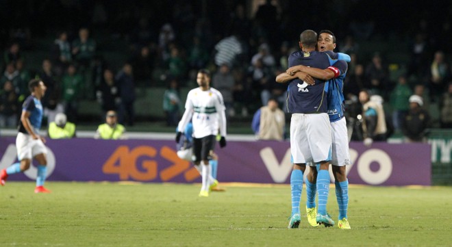 Jeci e Emerson se abraçam celebrando o segundo gol do Avaí no Couto. | Daniel Castellano/Gazeta do Povo