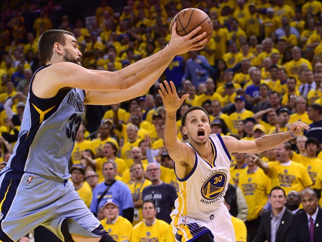 PEGA ESSA, BAIXINHO Em quadra, porém, Curry e seus Warriors não tiveram moleza contra os Grizzlies de Marc Gasol: derrota em casa. | JOHN G. MABANGLO/EFE