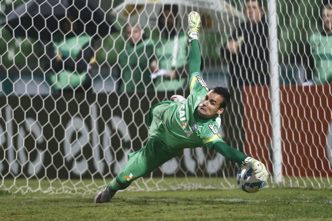 Goleiro Bruno se estica, mas não consegue defender a cobrança. | Felipe Rosa/Tribuna