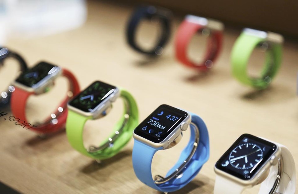 Apple, que lançou recentemente seu relógio inteligente, tinha US$ 178 bilhões em caixa no fim do ano passado | Robert Galbraith/Reuters