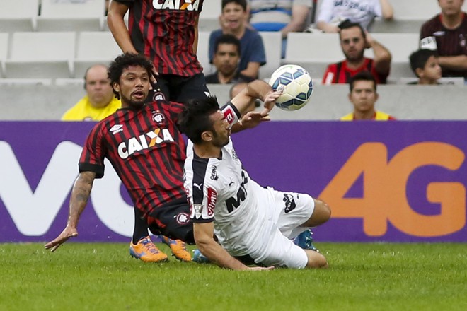 Otávio chega firme no argentino Dátolo, do Galo. | Henry Milleo/Gazeta do Povo
