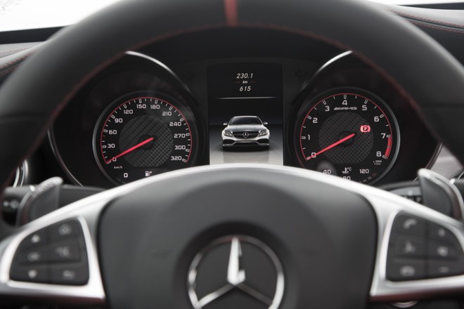 Interior do C63S alia refinamento e esportividade, com bancos envolventes e volante achatado na base. | Malagrine