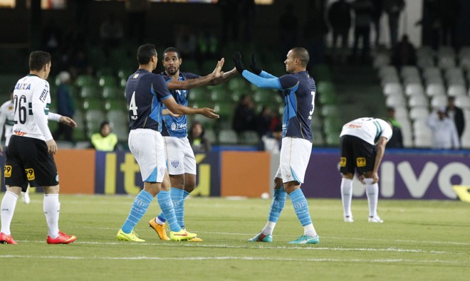 Jogadores do Avaí comemoram o primeiro gol do time no Couto Pereira. | Daniel Castellano/Gazeta do Povo