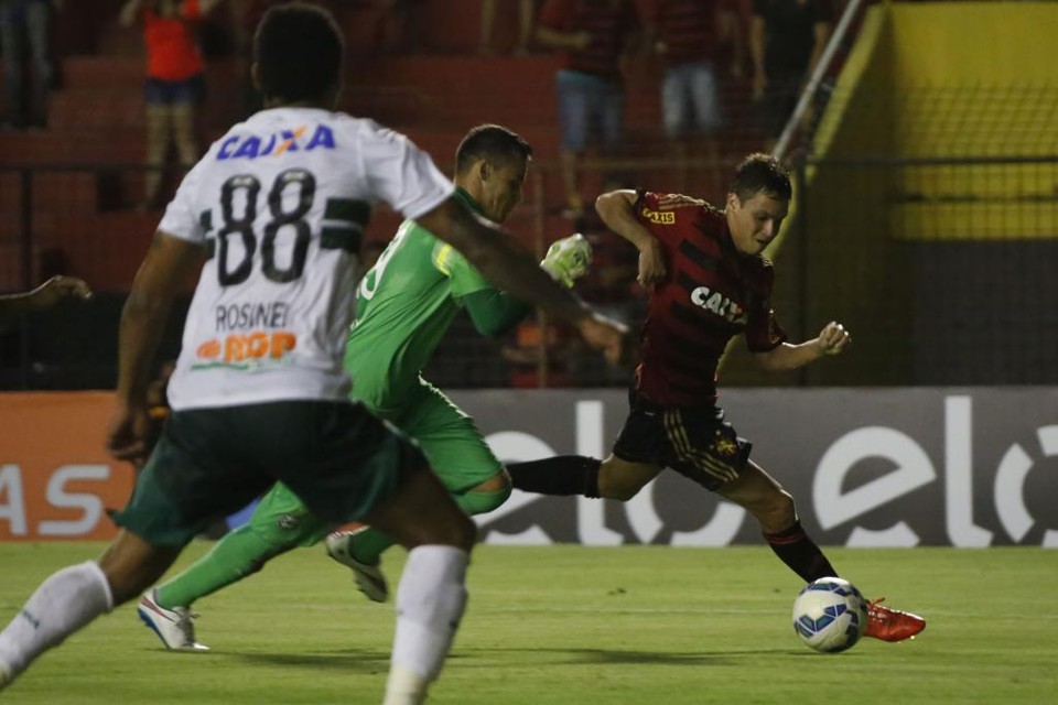 Rosinei observa o goleiro Bruno ser driblado pelo atacante do Sport: volante teve atuação ruim no Recife. | Alexandre Gondim/JC Imagem/ Folhapress