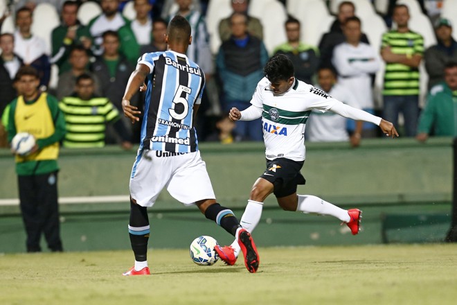 Rafhael Lucas, do Coritiba, leva perigo ao gol do Grêmio. | Antônio More/Gazeta do Povo