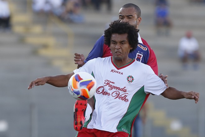 Washington chega firme em Felipe Baiano. | Henry Milleo/Gazeta do Povo