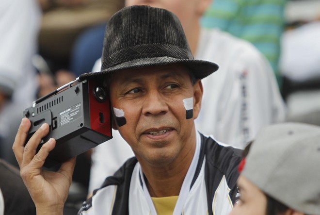 O bom e velho radinho, apesar do telão, ajudou o torcedor do Operário em Ponta Grossa. | Jonathan Campos/Gazeta do Povo