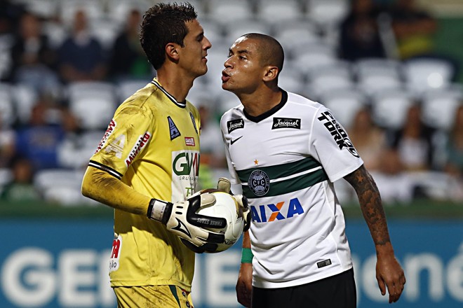 Goleiro Jonathan , do Operário, e atacante Wellington Paulista, do Coritiba, travaram uma batalha na final. | Albari Rosa/Gazeta do Povo)