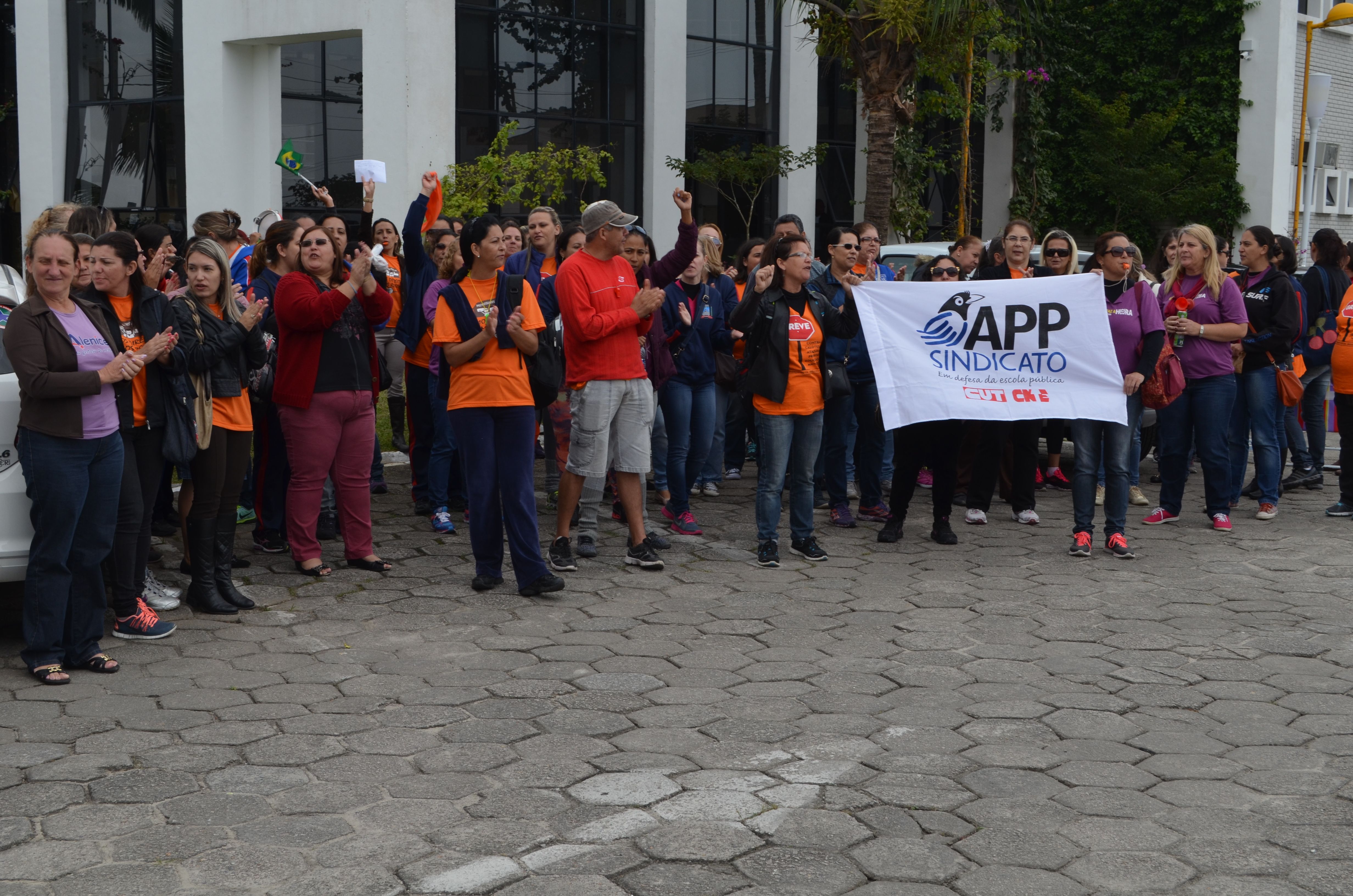 Professores de Matinhos protestam em frente à prefeitura da cidade | Débora Mariotto Alves/