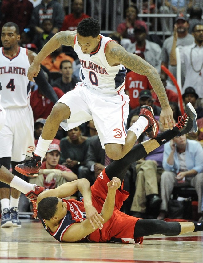 ATROPELAMENTO Jeff Teague até tentou evitar, mas ele e seus Hawks passaram por cima do Wizards e de Otto Porter Jr. | JOHN AMIS/EFE