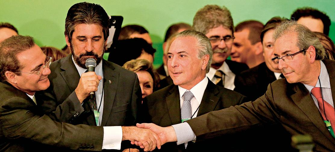 Sob os olhos de Michel Temer, Renan Calheiros e Eduardo Cunha se cumprimentam na convenção nacional do PMDB no ano passado: os três se digladiam hoje dentro do partido. | Alan Marques/Folhapress