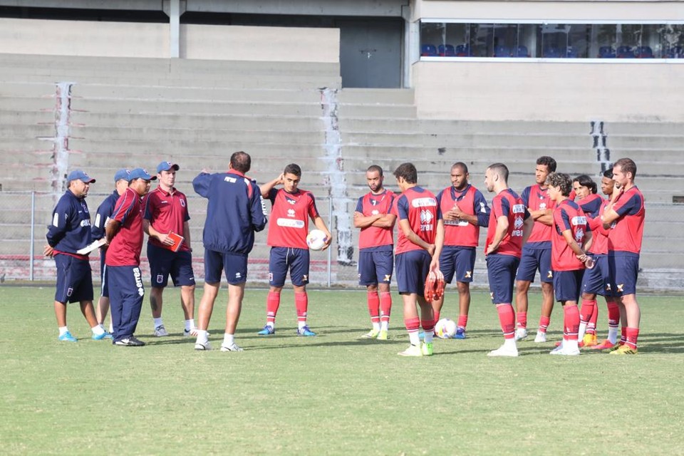 Nedo Xavier orienta os jogadores do Paraná. | Ivonaldo Alexandre/Gazeta do Povo