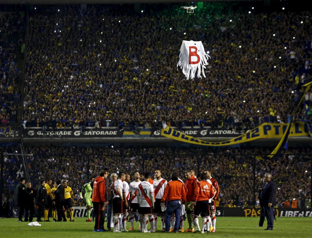 Drone do “Fantasma da B” em provocação ao River passeou pelo estádio. | MARCOS BRINDICCI/REUTERS