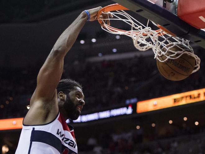 RAIVOSO – O brasileiro Nenê Hilário bem que tentou ajudar seu time a bater o Atlanta Hawks, em casa, mas nem mesmo a raiva mostrada nessa enterrada foi suficiente para impedir que os oponentes empatassem o duelo em 2 a 2. O pivô marcou 12 pontos, pegou 7 rebotes e deu 4 assistências. | Shawn Thew/EFE