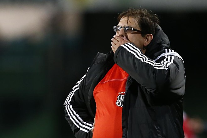 3/8/2015 – O técnico Guto Ferreira caiu depois da derrota para o Figueirense, fora de casa, por 3 a 1, completando sete partidas sem vitória. Ele estava no clube desde julho de 2014 e deixou a equipe com o retrospecto de 30 vitórias, 17 empates e 16 derrotas. A Macaca anunciou Doriva para o cargo no dia seguinte. | Felipe Rosa/Tribuna do Paraná