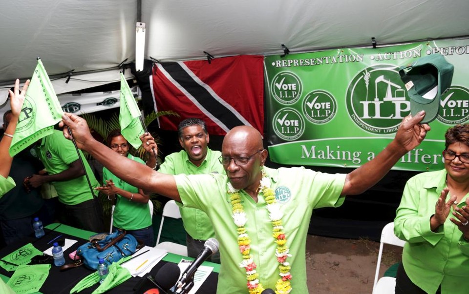 Jack Warner participou de evento político e até dançou depois de ter pago fiança e deixado a prisão em Trinidad e Tobago. | Andrea de Silva/Reuters