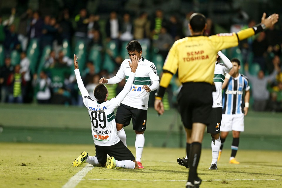 Thiago Galhardo comemora com Rafhael Lucas o primeiro gol do Coritiba na vitória sobre o Grêmio. | Antônio More/Gazeta do Povo