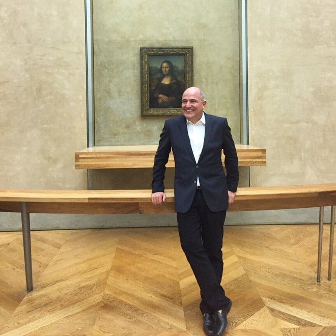 O arquiteto Jayme Bernardo posa em frente à Monalisa, no Museu do Louvre, durante a programação Visionaire Orlean, oferecida pela marca de revestimentos Orlean para um seleto grupo de arquitetos do Brasil, levados a Paris na semana passada | Foto: Marcelo Orlean