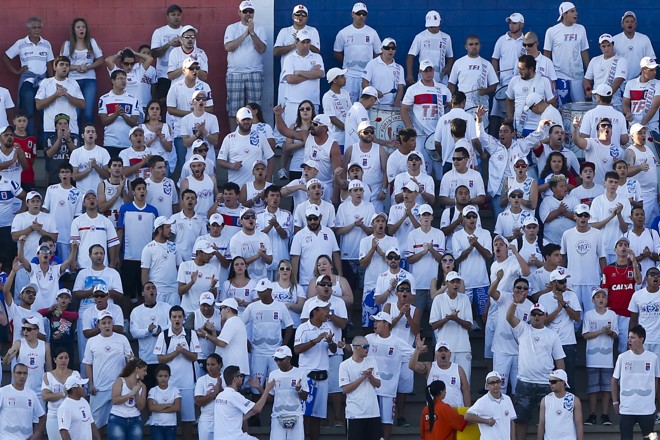 Enquanto isso, a organizada Fúria Independente cantou durante a partida... | Henry Milleo/Gazeta do Povo