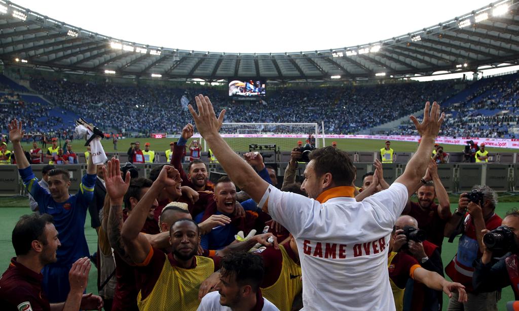 Totti comemora a vitória diante da Lazio com os companheiros. | ALESSANDRO BIANCHI/REUTERS