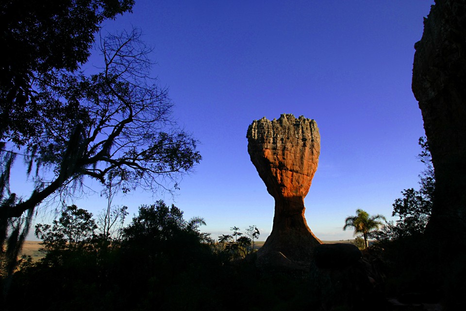 A taça no crepúsculo: ao anoitecer, trilha desvenda um outro Parque Estadual de Vila Velha | Divulgação/Sema