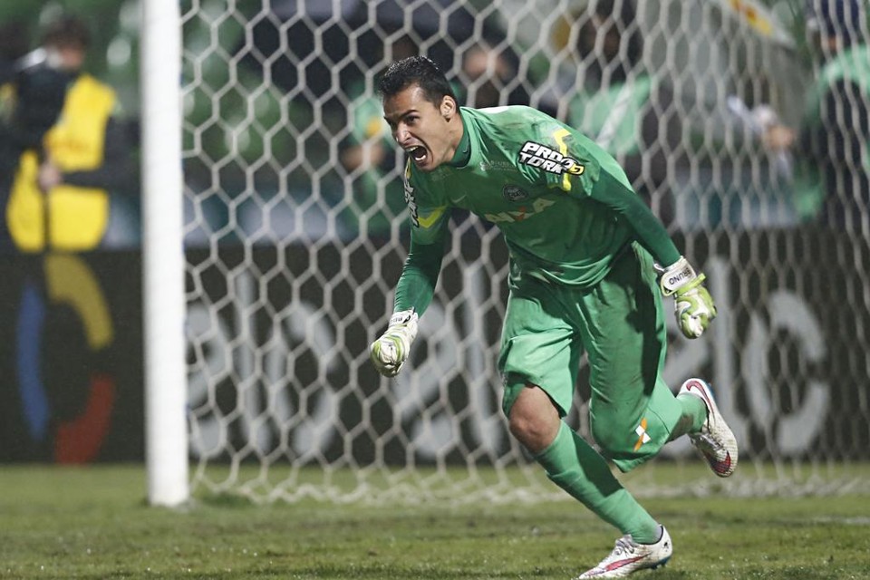 Bruno comemora a classificação do Coxa: goleiro teve de cobrar pênalti diante do Fortaleza. | Felipe Rosa/Tribuna do Paraná