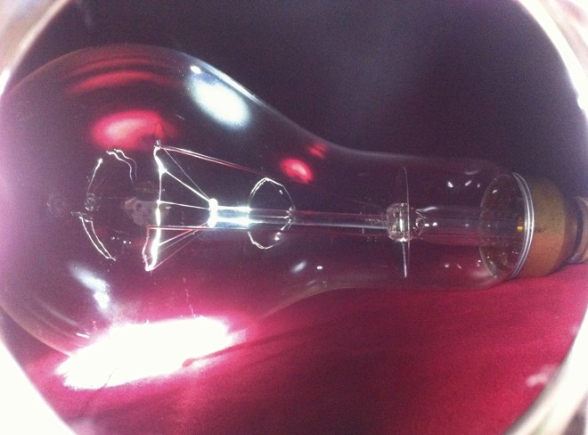 Instalação de Nadja Naira homenageia a lâmpada incandescente. Foto: Divulgação | 