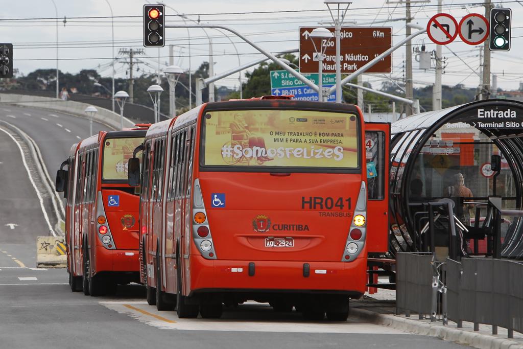 Atualmente, apenas a prefeitura pode usar os espaços nos ônibus para veicular mensagens à população | Antônio More/Gazeta do Povo