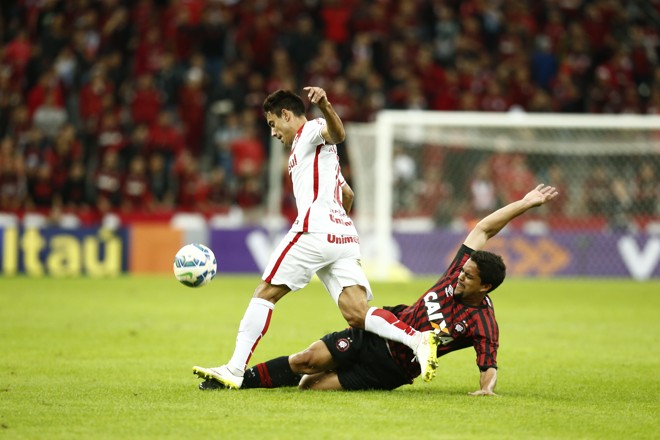 Felipe (à dir.) tenta fazer o corte em jogada da equipe gaúcha | Hugo Harada/Gazeta do Povo
